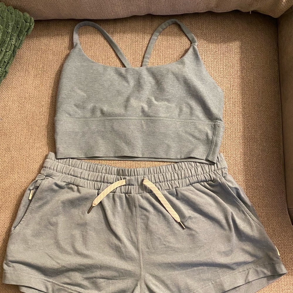 NWOT VUORI Long Line Elevation sports bra in stormy heather ⛈️